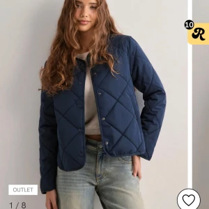 Mörkblå quiltad jacka från Nelly - mörkblå jacka från Nelly med rund halsringning och tryckknappar framtill. Jackan har lång ärm, raka fickor och en stilren, boxig passform. Perfekt för lager-på-lager och snygg till jeans eller kjol. Nypris 700kr super bra skick