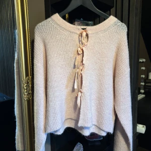 Rosa kofta - Säljer denna fina rosa koftan ifrån Gina tricot young ! Är använd ca 1-2 gånger . Är i st 170 och säljer den för 150kr+frakt