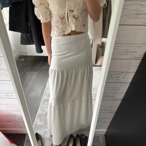 Vit långkjol med volang - Säljer en superfin vit långkjol med volang. 