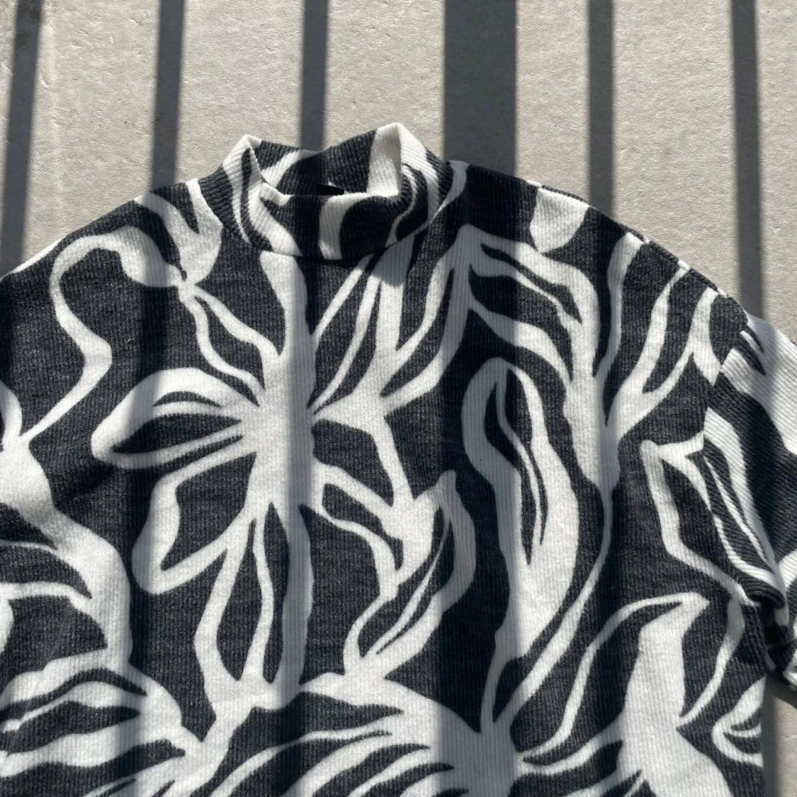 Svartvit mönstrad polotröja - 1