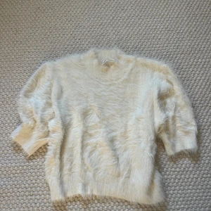 Fluffig tröja - Jätte mjuk och gosig stickad tröja från Carin Wester, köpt på Åhléns. Originalpris: ca 500kr. Använd 1 gång, helt nyskick! 🩷