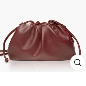 Vinröd clutch väska - Jätte fin väska från Raffinato i storlek medium, med sjysterbart band. Säljer då den tyvärr inte kommer till användning. Den rymmer väldigt mycket. Tveka inte på att skriva vid frågor eller vid önskan om fler bilder! Ser mörkare ut på bilderna än vad den är💕Endast använd ett fåtal gånger så den är som ny! 500 kr