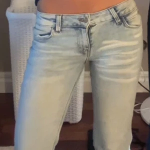 weekday jeans ljusblåa - säljer dessa jättesnygga jeans ifrån weekday i storlek 27/32!! 😆💞nypris 399kr mitt pris 299kr! (priset kan diskuteras)🥹💓