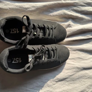 Svarta sneakers från 157 - Använd endast en gång, gott som nya 