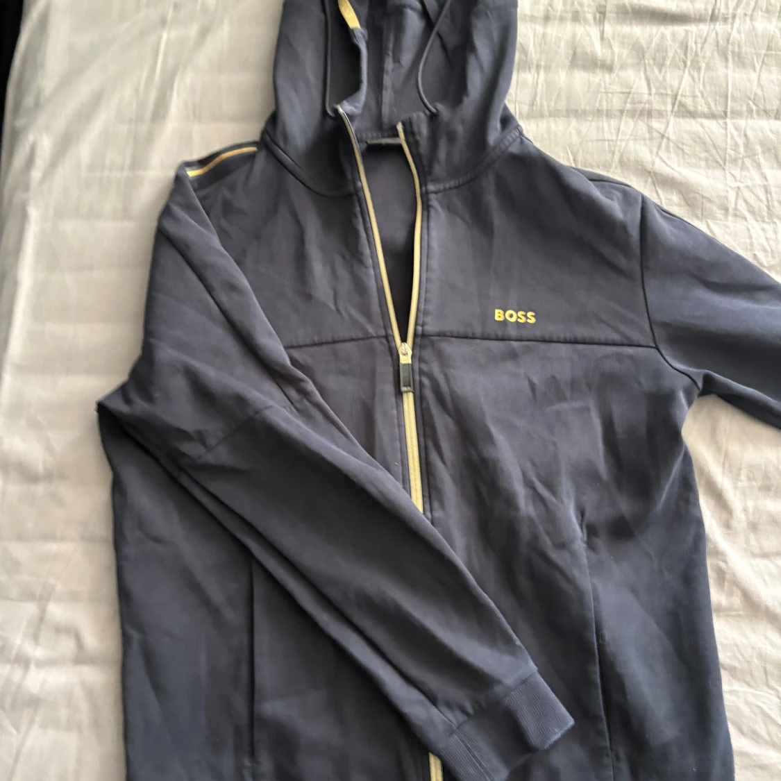 Mörkblå hoodie från BOSS med dragkedja - 1