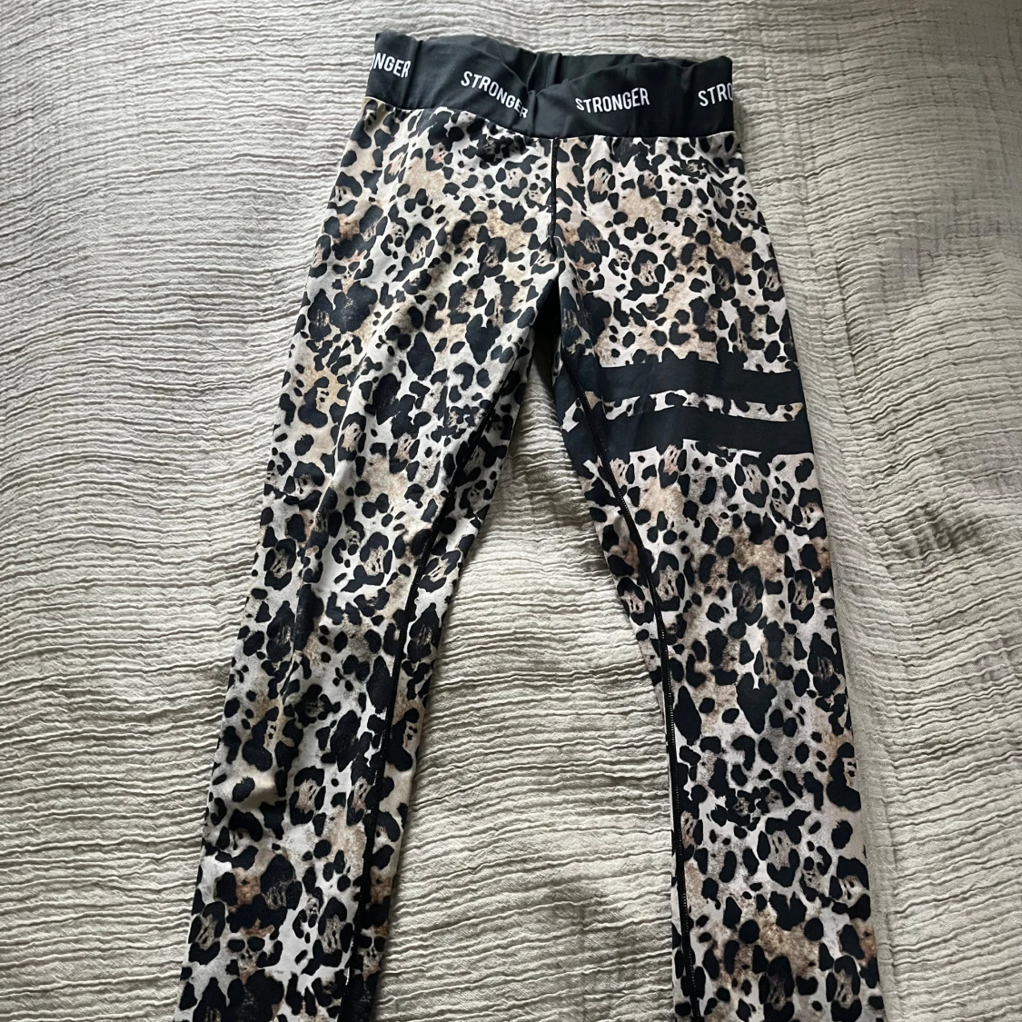 Leopardmönstrade leggings från Stronger - 2