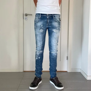 Replay Anbass Jeans - Säljer nu dessa Replay Anbass jeans med sjukt snygga slitningar som är mycket populär design, W30 o L32, skriv för fler bilder/frågor🙌🏼