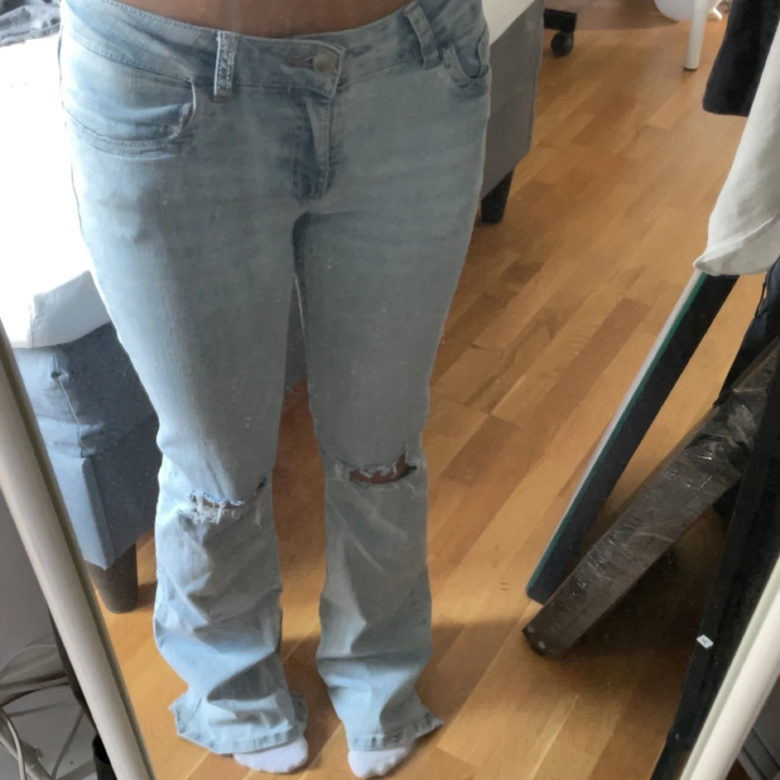Ljusblå bootcut jeans med slitningar - 1