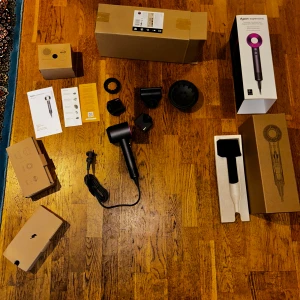 Dyson Supersonic hårfön svart/lila - Säljer en Dyson Supersonic hårfön i svart med lila detaljer. Kommer med flera munstycken och originalkartong. Ergonomisk design och kraftfull motor för snabb torkning. Perfekt för att styla håret med precision och glans. Pris kan diskuteras min tjej hade redan fått en!
