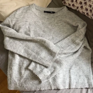 Grå stickad tröja från lager 157 - säljer denna jätte söta gråa stickade tröjan i str XS! sparsamt använd och kommer bara inte till användning längre!!💗💗