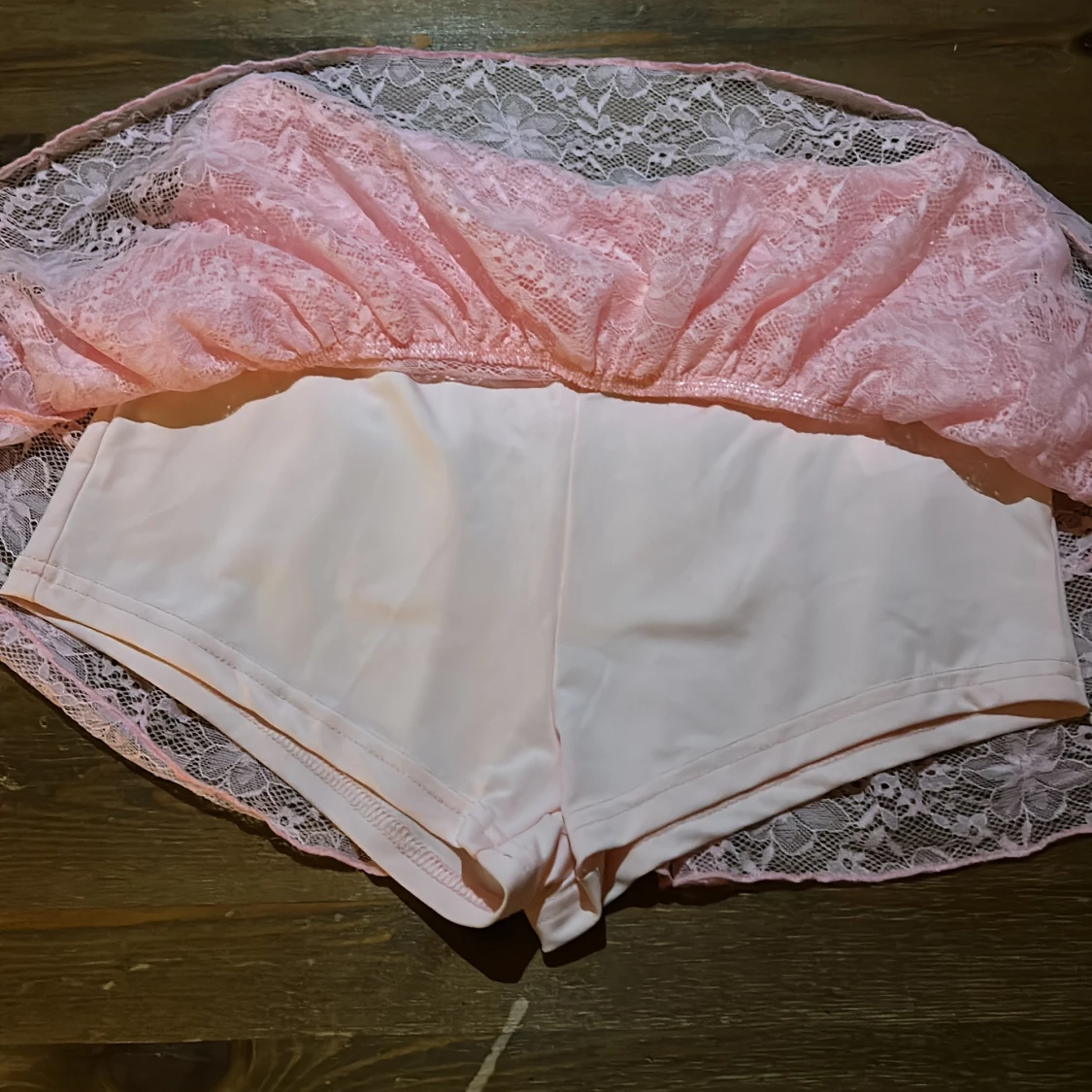 Rosa volangkjol med spets och shorts - 2