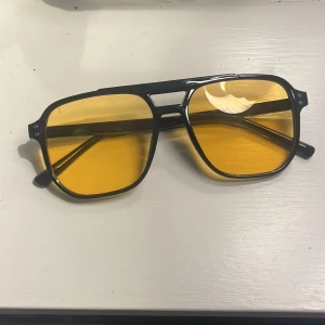 Sköna sol glasögon  - Finns 10 i varje färg. 49 kr st