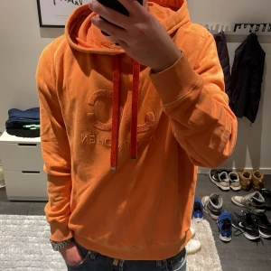 Orange hoodie från Jacob Cohën - Snygg orange hoodie från Jacob Cohën. Riktig schönt material. Ny pris ca 3000kr. Mitt pris 1299kr. Priset ej hugget i sten. Hör av dig vid funderingar!