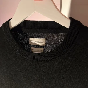 Svart merinoullströja These Glory Days - En stilren svart tröja från These Glory Days i mjuk och tunn merinoull. Klassisk rund halsringning, ribbade muddar och lång ärm. Perfekt för lager-på-lager och funkar året runt när du vill ha en clean look. Storlek L men sitter som M. Fint skick, lite nopprig men går enkelt att ta bort. I merinoull. Säljs för 150kr nypris ungefär 800kr. Kontakta mig om du har frågor👍