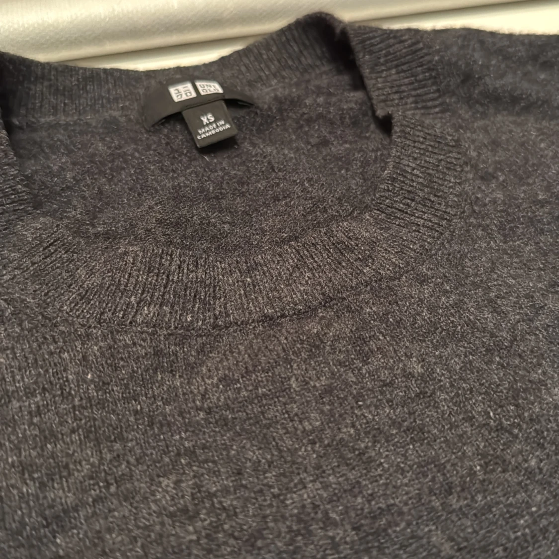 Mörkgrå kashmirtröja från Uniqlo XS - 2