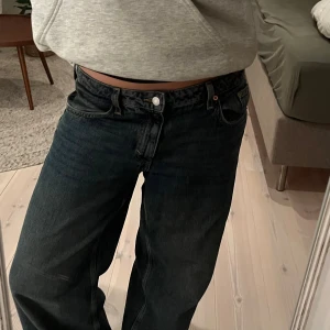 Mörkblå wide jeans med låg midja - Säljer ett par mörkblå jeans med breda bem och rak passform. Lågmidjade. Jeansen har en avslappnad, loose fit och är tillverkade i kraftigt denimtyg. Perfekta för dig som gillar en chill och trendig look. Stl 31/32. Bara använda några gånger.
