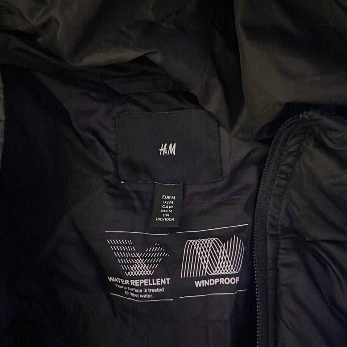 Svart pufferjacka från H&M med huva - 1