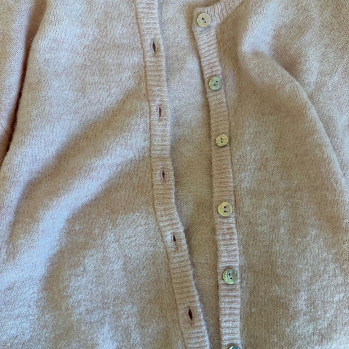 Ljusrosa kofta från Gina Tricot