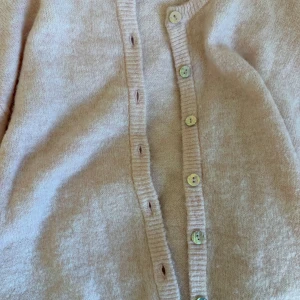 Ljusrosa kofta från Gina Tricot - Supermjuk ljusrosa kofta från Gina Tricot i stickad kvalitet. Koftan är i väldigt fint skick och inte använd på smycket🥰 Storlek S. 