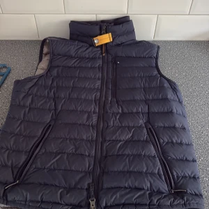 Mörkblå dunväst från Parajumpers - Hej säljer nu min parajumper väst äkta. I storlek S. Nypris 4490kr. Pris kan diskuteras😁