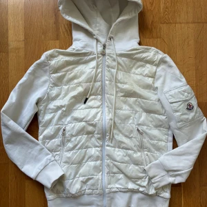 Moncler cardigan vit - Den är i bra skick den är är någon månad gammal och den är snygg för vintern och höst.