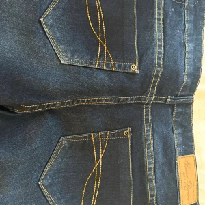 Mörkblåa bootcut jeans - Mörkblåa bootcut jeans som är midwaist, jag aldrig har använt eftersom de är för stora. Vet inte vart de är ifrån skriv för flera bilder 💕