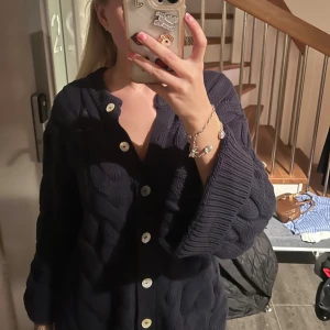 Mörkblå stickad kofta med knappar - Mysig mörkblå stickad kofta från Gina. Varit populär på senaste och passar så bra till en kyligare sommarkväll eller bara en höstdag🤎 I storlek M och i väldigt bra skick!🥰