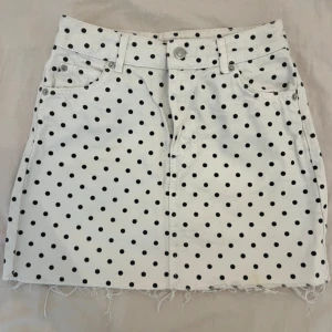 Prickig kjol - Prickig jeanskjol! Bra material och skick. Använd några gånger bara. 