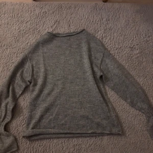 Grå stickad tröja från Gina Tricot - Mysig grå stickad tröja från Gina Tricot i storlek S. 