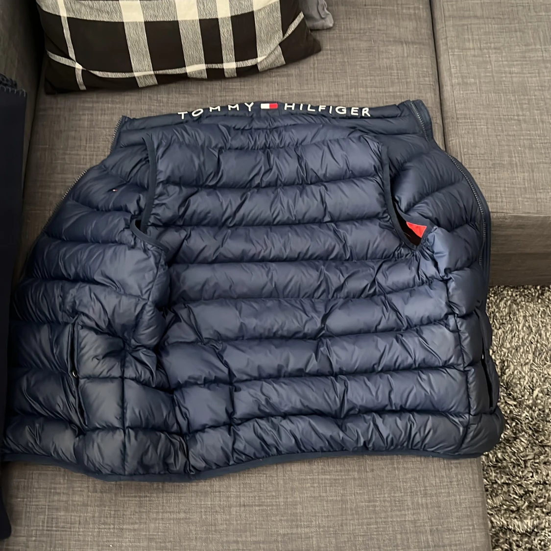 Mörkblå dunväst från Tommy Hilfiger - 2