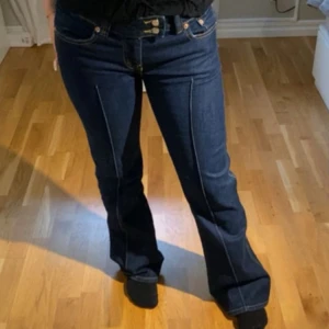 Mörkblå bootcut jeans från 157 - Snygga mörkblå jeans från 157 med bootcut-modell och markerade sömmar framtill. Jeansen har dubbla knappar i midjan. Köparen betalar frakten!