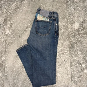 Jacob Cohen Jeans - Snygga blå jeans från Jacob Cohen. Jeansen är i väldigt bra skick, skulle säga 9/10. Medföljer en cool scarf med tropiskt motiv. 