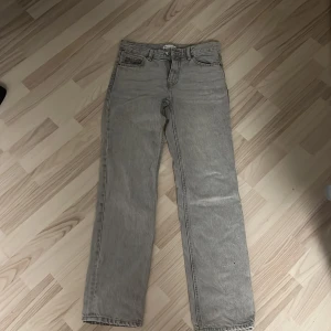 Grå raka jeans från Gina Tricot - Snygga grå jeans från Gina Tricot i rak modell, strl 34. Jeansen är använda fåtal gånger, och är extremt sköna. 