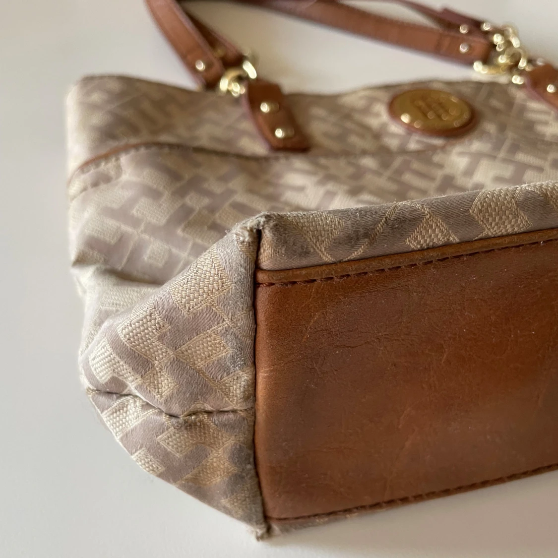 Beige axelväska från Tommy Hilfiger - 3