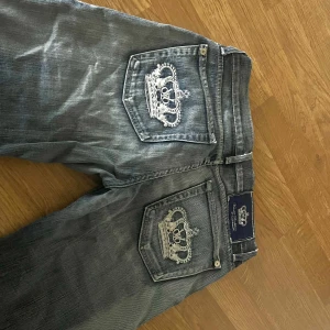 Victoria Beckham  - Säljer dessa as snygga lågmidjade jeans från Victoria Beckham😍😍 De är i väldigt bra skick men har tecken på användning samt ett hål som knappt syns (se bild)!! Säljer pågrund av att de blivit för småa!! skriv för frågor❤️ Storlek: 30🌸 Midjemått: 92cm Innerbenslängd: 87cm