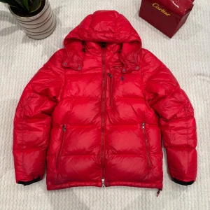 Ralph Lauren puffer - Ralph lauren puffer perfekt nu till höst vintern. Storlek S. Snygg och bra passform. 