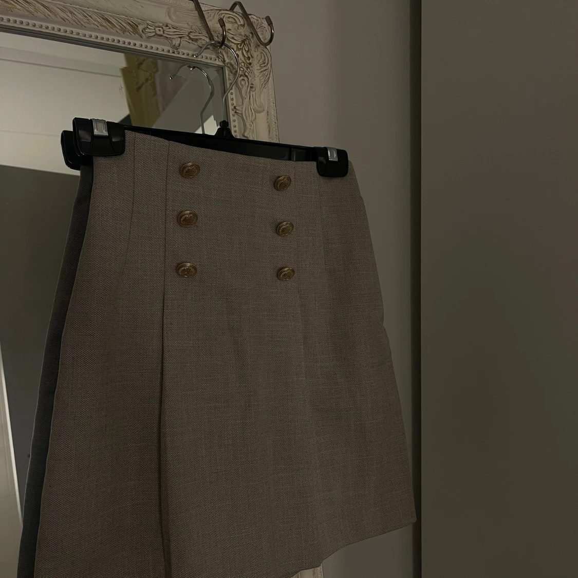 Beige/grå minikjol med knappar