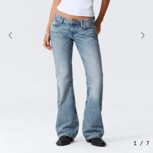 Ljusblå Weekday Jeans - Ljusblå jeans från Weekday. I stilen ”Nova Low Slim Bootcut Jeans” och färgen ”Blue Stream - Mellanblå”. Storlek W28 L34. Aldrig använda. Skriv gärna om ni har frågor!!💙