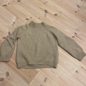 Beige stickad tröja från Zara - Beige stickad tröja från Zara med ribbad halsringning. För stor för mig som använder XS-S