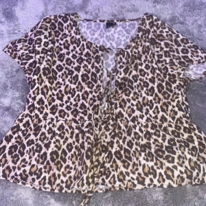 Leopard tröja från Gina  - Säljer denna leopard blusen från Gina! Aldrig använt ändats testat, köpt för 400!