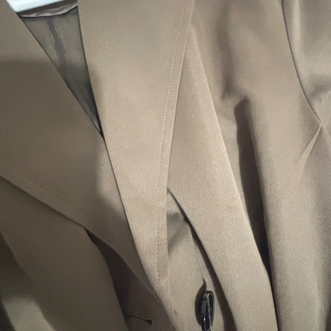 Brun trenchcoat från ONLY med bälte - 2