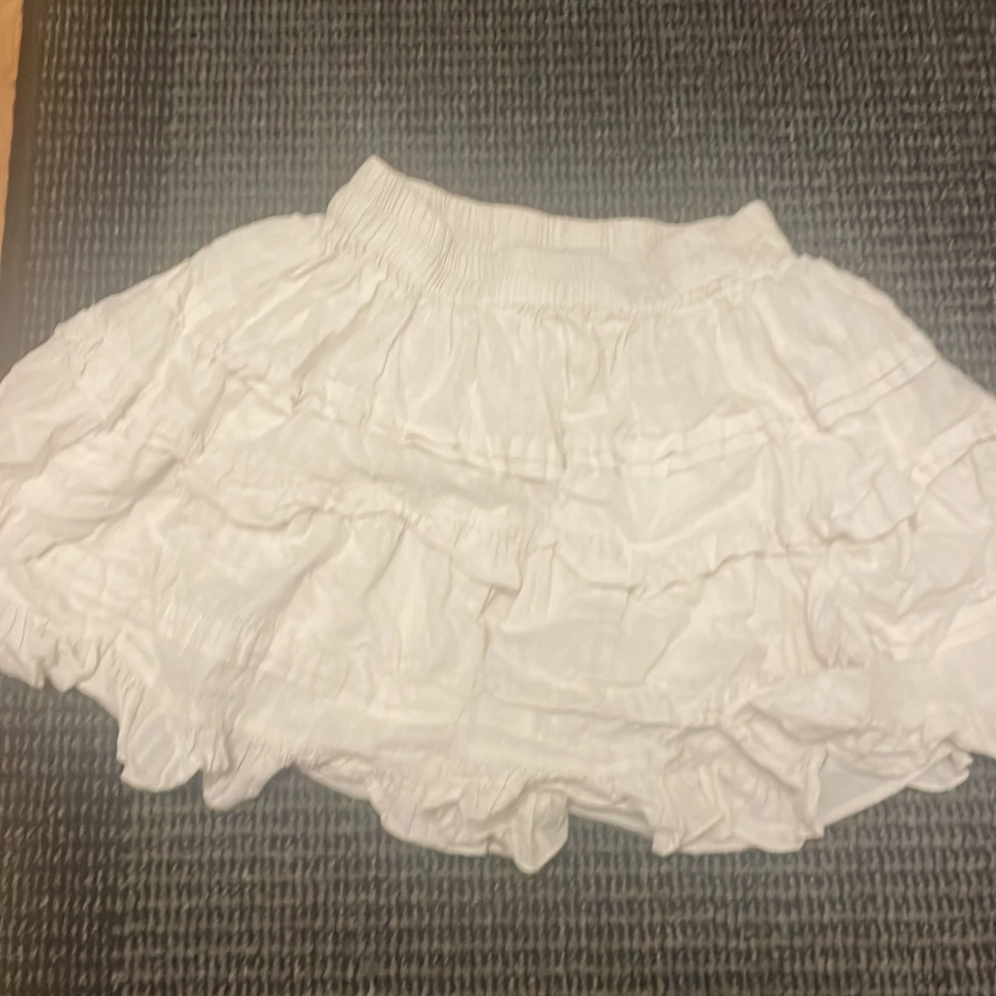 Vit volangkjol med resårmidja - 1