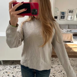 Beige cashmere tröja CARIN WESTER - Säljer min cashmere tröja från Carin Wester. Superfin modell! (Har en liten fläck och ett hål vid halsen men syns knappt).