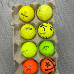 Golfbollar i olika färger och märken - Snyggt set med färgglada golfbollar från olika märken som Wilson, Pinnacle, Ultra, Spalding, Kirkland och Callaway. Perfekt för dig som vill sticka ut på golfbanan eller behöver extra bollar till träningen. Passar både nybörjare och erfarna golfare.