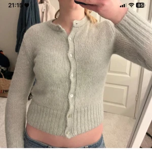 Ljusgrå stickad kofta med knappar - Säljer en ljusgrå kofta från zara!!! Koms ej till användning