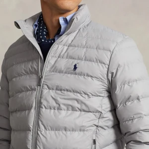Ljusgrå pufferjacka från Polo Ralph Lauren  - Säljer en stilren ljusgrå pufferjacka från Polo Ralph Lauren med diskret logga på bröstet. Jackan har dragkedja framtill, ståkrage och två sidofickor med dragkedja. Perfekt för kyliga dagar och enkel att matcha med olika outfits. 