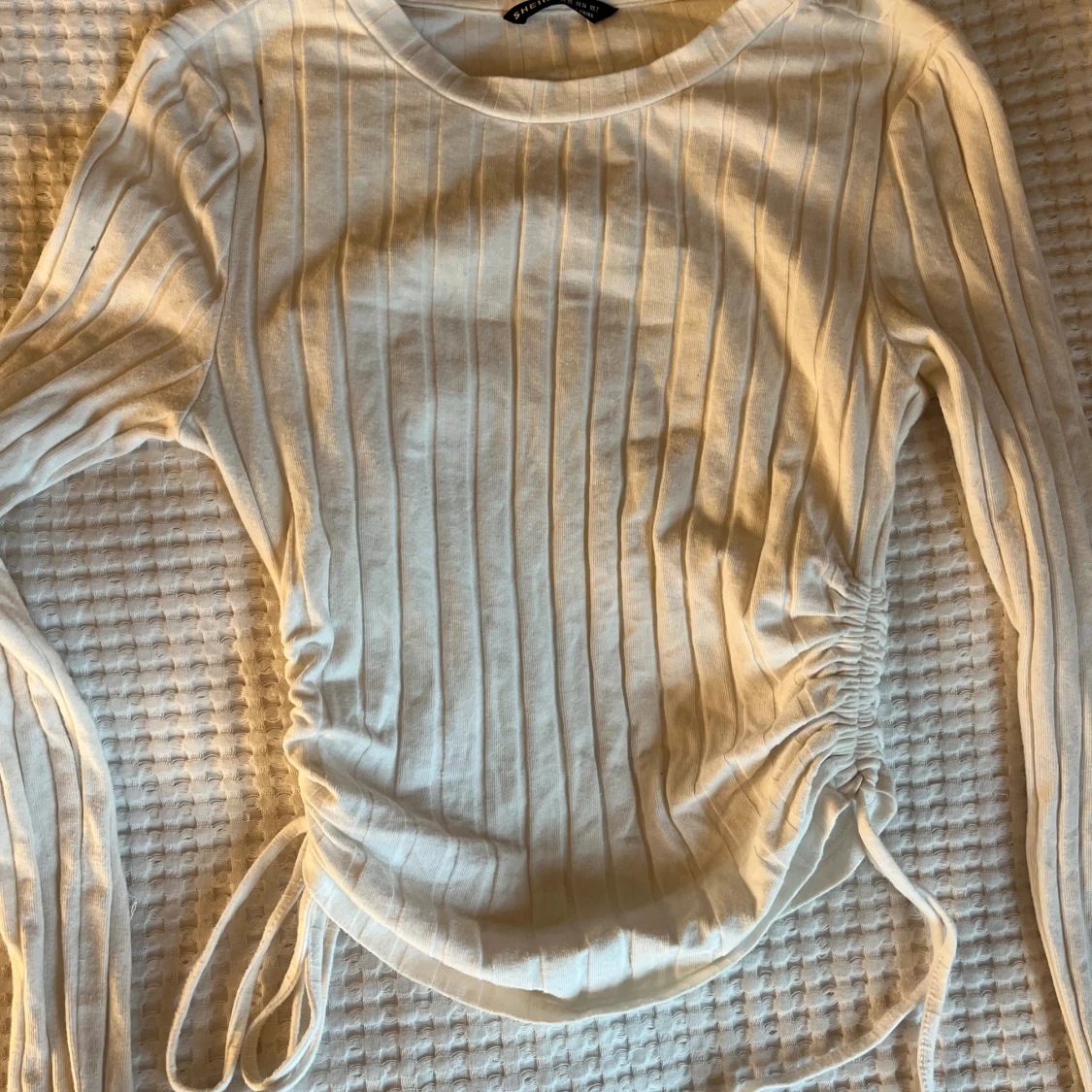 Vit ribbad långärmad topp  - 1