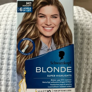 Schwarzkopf Blonde Super Highlights M1 - Schwarzkopf Blonde Super Highlights M1 är ett permanent slingkit för håret som ljusar upp till 6 nyanser. Innehåller pensel, krok och highlighter cap för att skapa naturliga  slingor. Förpackningen är blå och vit.