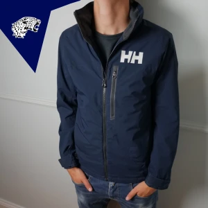HELLY HANSEN WINDBREAKER - Fet windbreaker från Helly Hansen | Skick: 7.5/10 (Utöver bild 3 & 4 fint skick) | Strl: M | Modellen är 182cm lång | Hör av dig om du undrar någonting!