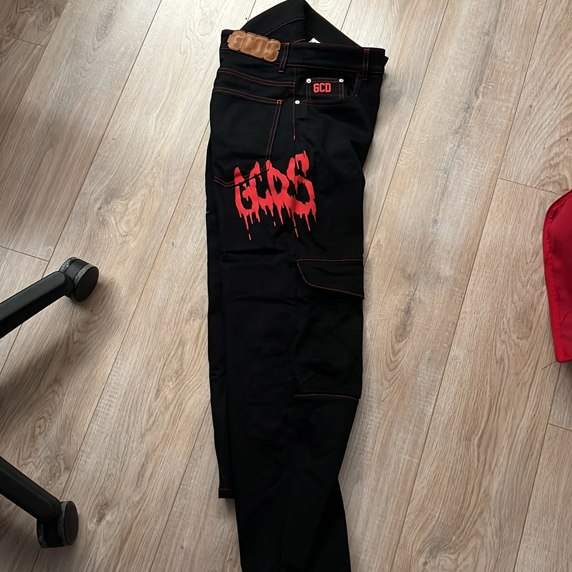 Svarta cargopants från GCDS med röd logga - 2